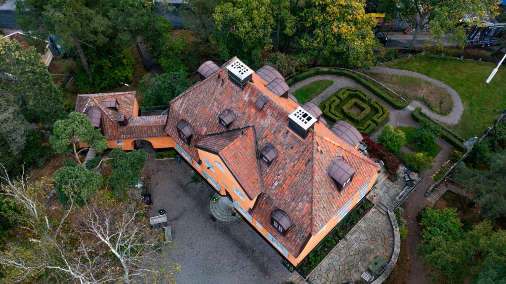 Flygbild över stor orange villa med rött tegeltak