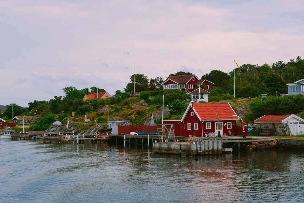 Röda trähus med tegeltak vid vattnet