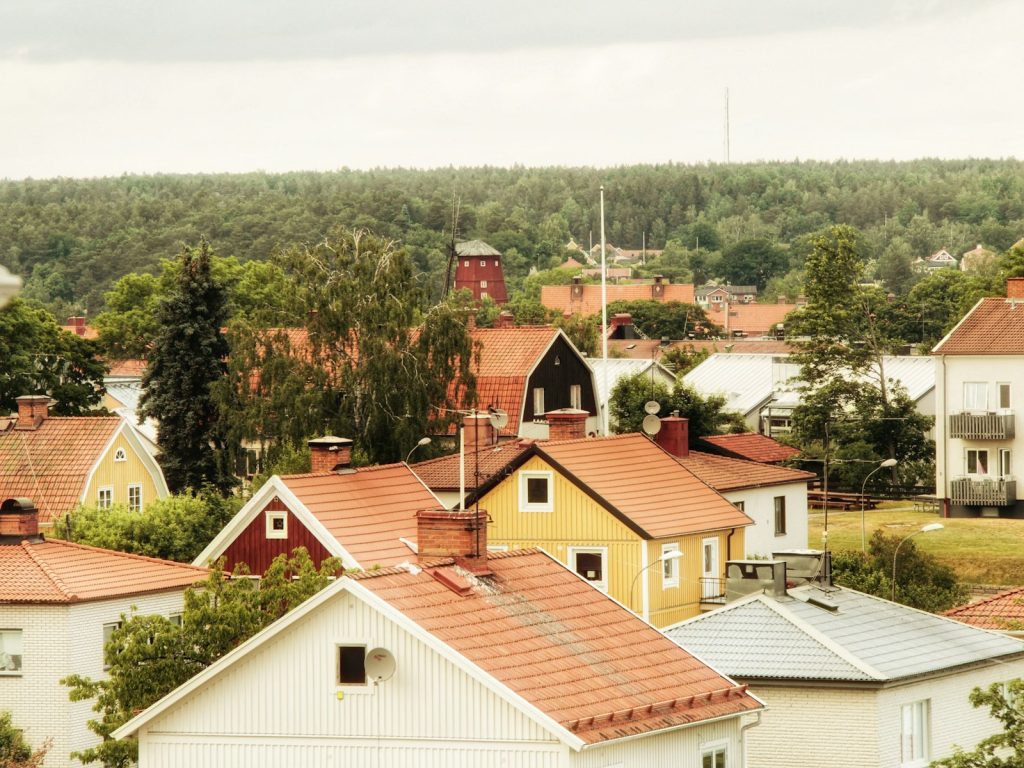 Villakvarter med tegeltak och trähus